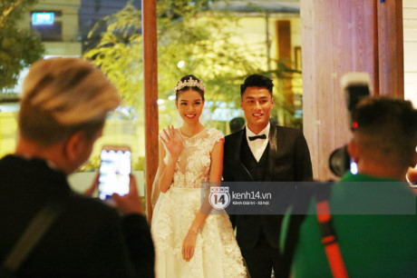 Troi mua, Mac Hong Quan lien tuc nang vay cho Ky Han den cho dai tiec - Anh 6