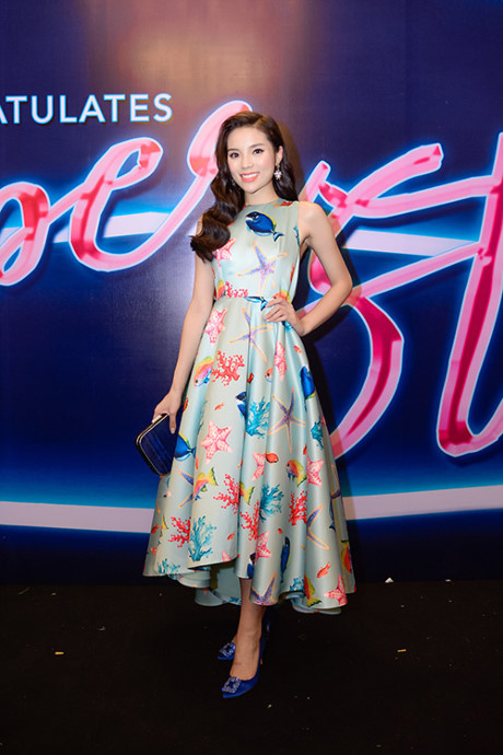 Angela Phuong Trinh lo noi y tren tham do su kien thoi trang - Anh 7