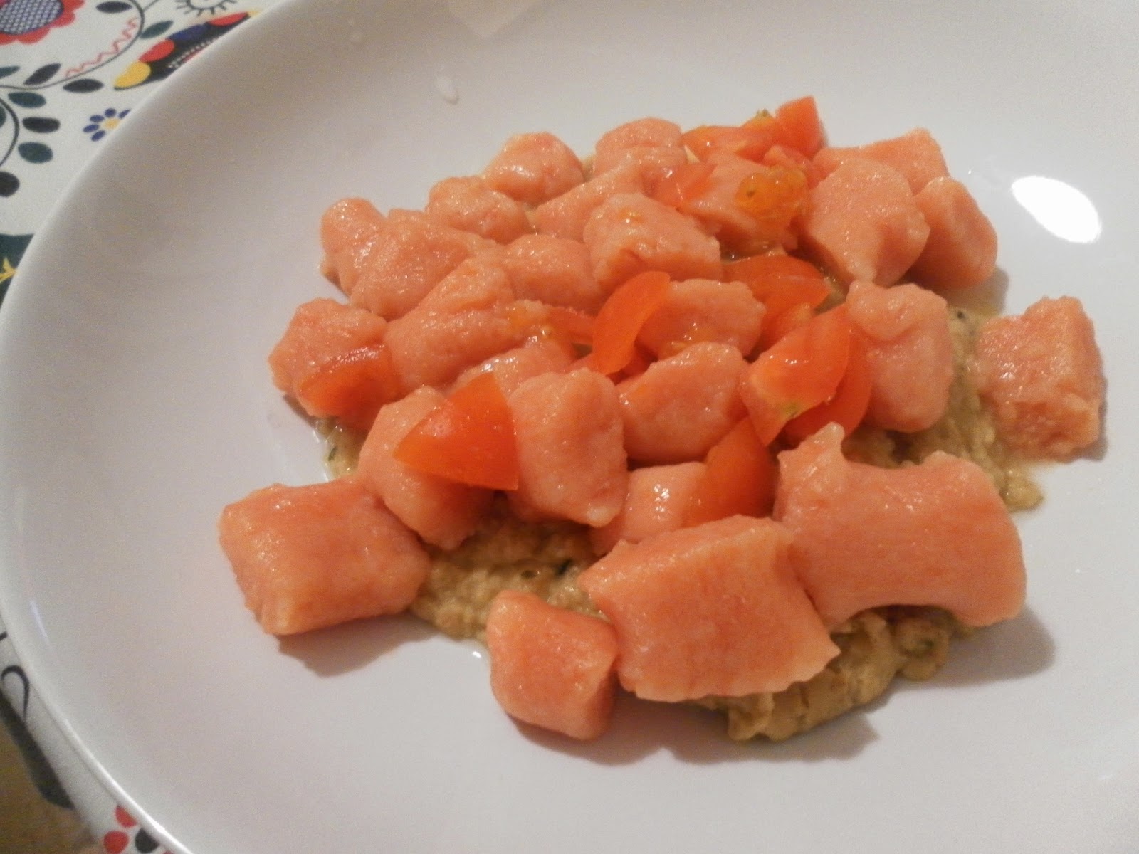 gnocchi rossi su purea di melanzane