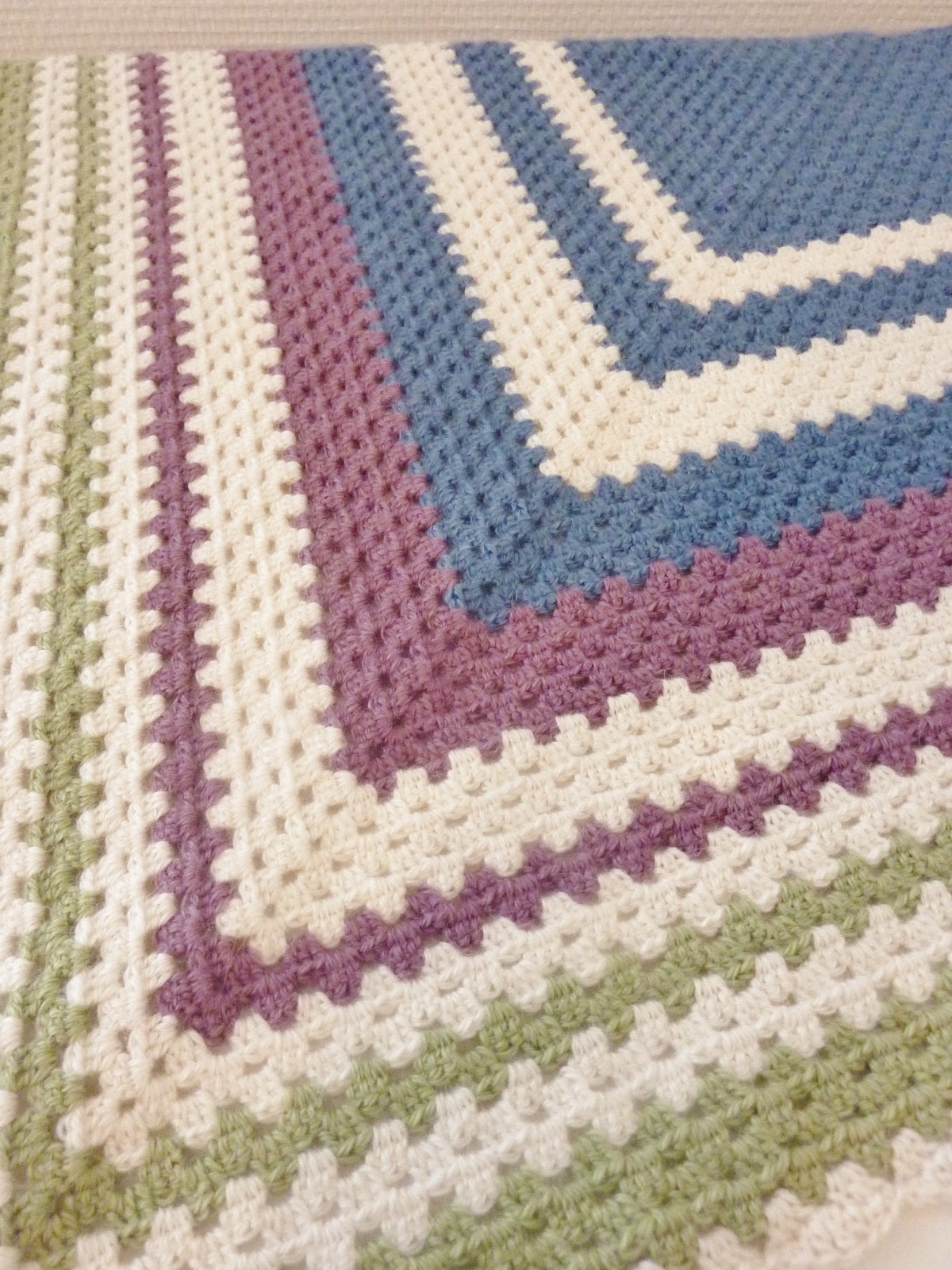 le Crochet de Pandore Châle Half Granny Square