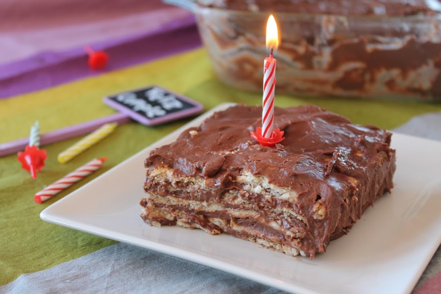 Tarta de galletas, natillas y chocolate sin lactosa de la abuela para cumpleaños