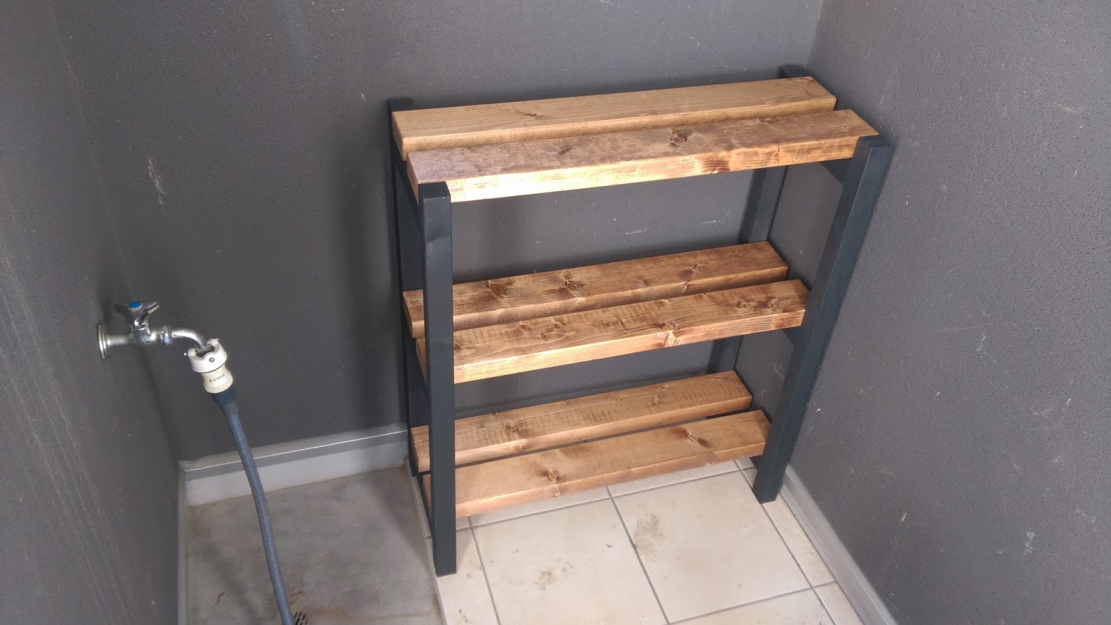 Something Good by DIY ： 手作りのステキな何か 久しぶりの木工！外の倉庫用の棚を簡単構造で作ってみました。