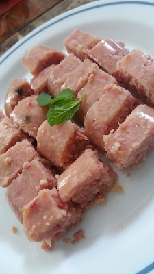 "nem chua" Bouchées de porc au jambon à la vietnamienne; des petites bouchées au goût légèrement acidulé,avec une texture "al dente",avec la couenne.