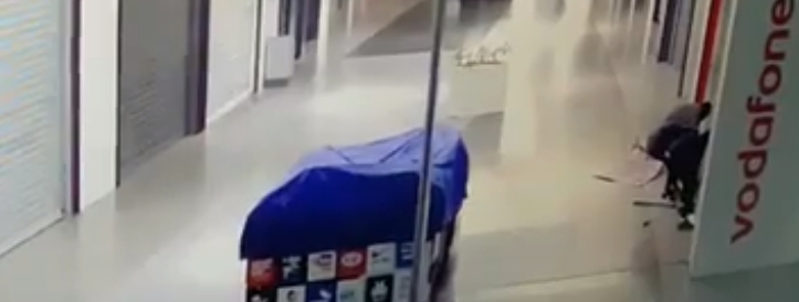 VER VÍDEO.Un vigilante frustra el intento de asalto a una tienda en un centro comercial de Málaga 