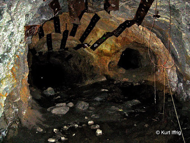 At one point the upper and lower tunnels converge. The tiny specks in the background are daylight. Here's the junction of the upper and lower tunnels. This area is big enough to drive a car through.