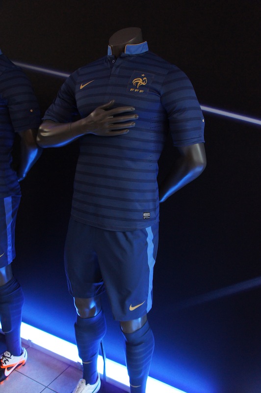 Découvrez en exclusivité le maillot de l'équipe de France de Football pour l'Euro 2012 BLOGPARFAIT Découvrez en exclusivité le maillot de l'équipe de France de Football pour l'Euro 2012 BLOGPARFAIT