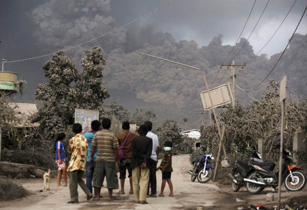 Вулкан Синабунг в Индонезии в воскресенье. Время на Суматре сейчас. Village watch