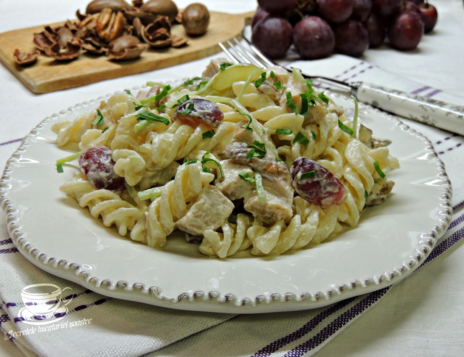 SALATA DE CURCAN CU STRUGURI SI ALUNE