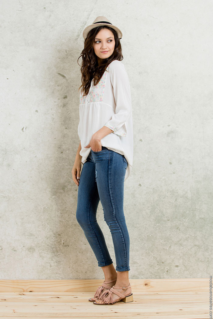 Moda para mujeres de 50 ahora es que pueden escoger Moda para mujeres mayores de 50 años Una mujer de cincuenta años de edad tiene la experiencia de la vida, por lo que está llena de confianza y tranquilidad. Para lucir con estilo basta complementar un buen peinado rejuvenecedor con las prendas idóneas para cada cual.