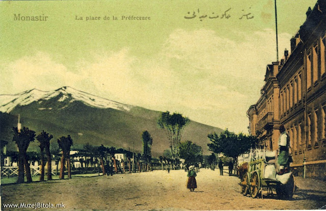 Општинската управна зграда-хукумат во 1908 година. Денес на тоа место се зградата на Судот и зградата на Општина Битола.