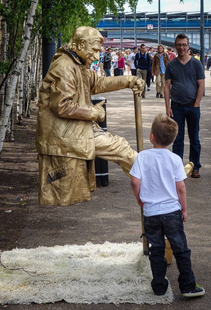 Living Statue Levitation Kuriositas