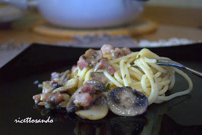 pasta spaghetti con funghi e pancetta