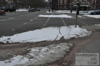 © hamburgize.com / Stefan Warda - "Geräumter Radweg" Fake-Winterdienst: "Geräumter Radweg" Johannes-Brahms-Platz
