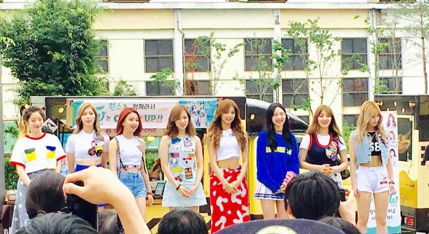 오늘자 트와이스의 팬 역조공 (feat.명패) | 인스티즈