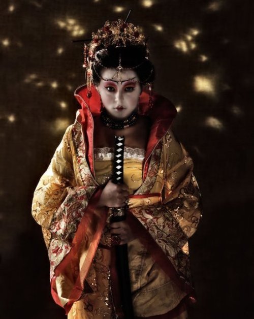 As fotografias surreais e fashion com rainhas históricas de Lorena Cordero - Wu Zetian (Rebeca Salas) Lorena Cordero fotografia surreal arte fashion mulheres modelos rainhas imperatrizes história Wu Zetian (Rebeca Salas)