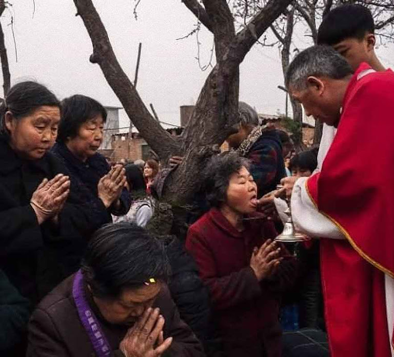 O Pe. Dong Baolu celebra Missa para católicos clandestinos numa das muitas igrejas das 'catacumbas'