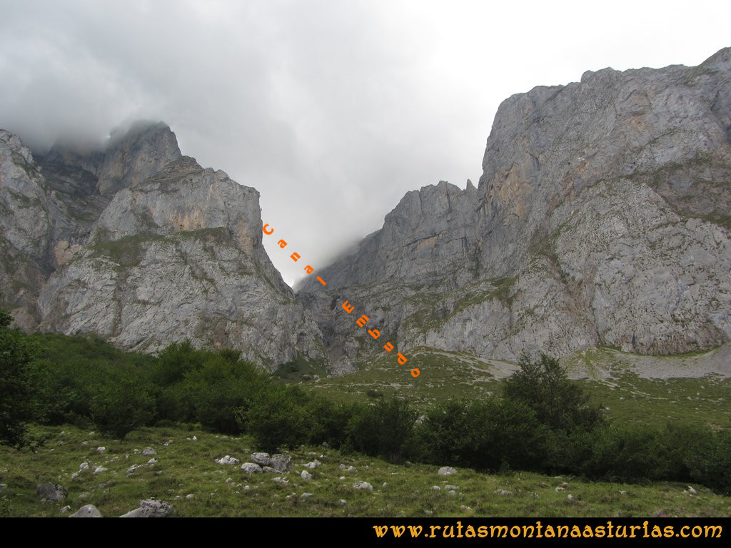 Ruta el Cable, Padiorna, Collado Jermoso, Palanca, Fuente De: Vista de la Canal del Embudo en Fuente De Ruta el Cable, Padiorna, Collado Jermoso, Palanca, Fuente De: Vista de la Canal del Embudo en Fuente De