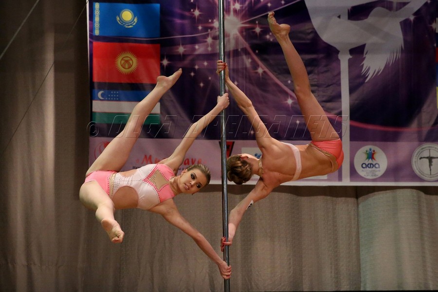 купальник для шестовой акробатики. виктория хоменко, детская акробатика на пилоне. детский пилон. поле акробатика. девушка на пилоне.