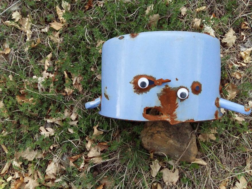 Guy Puts Googly Eyes On Broken Street Objects And The Result Is Hilarious