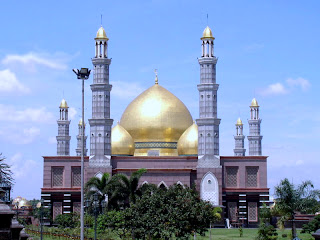 Masjid Dian AL-Mahri atau Masjid Kubah emas, Di Depok Indonesia