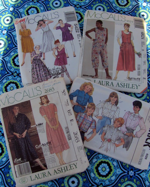 sewVery Vintage Patterns and an Antique Thread Case