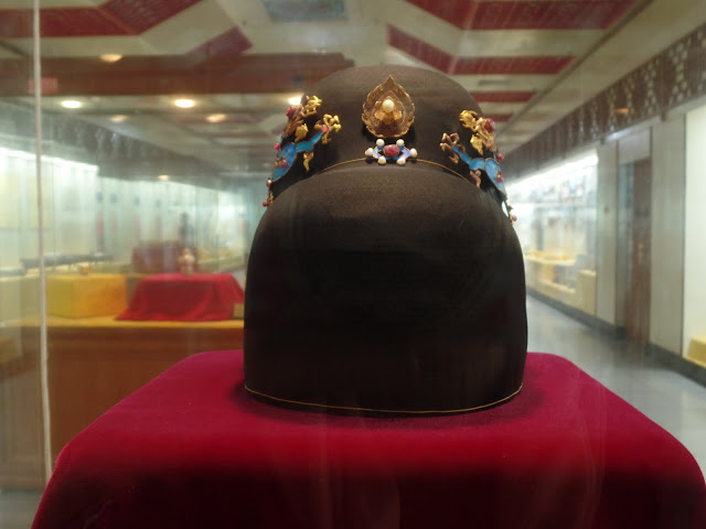 ming 13 tombs dingling emperor hat