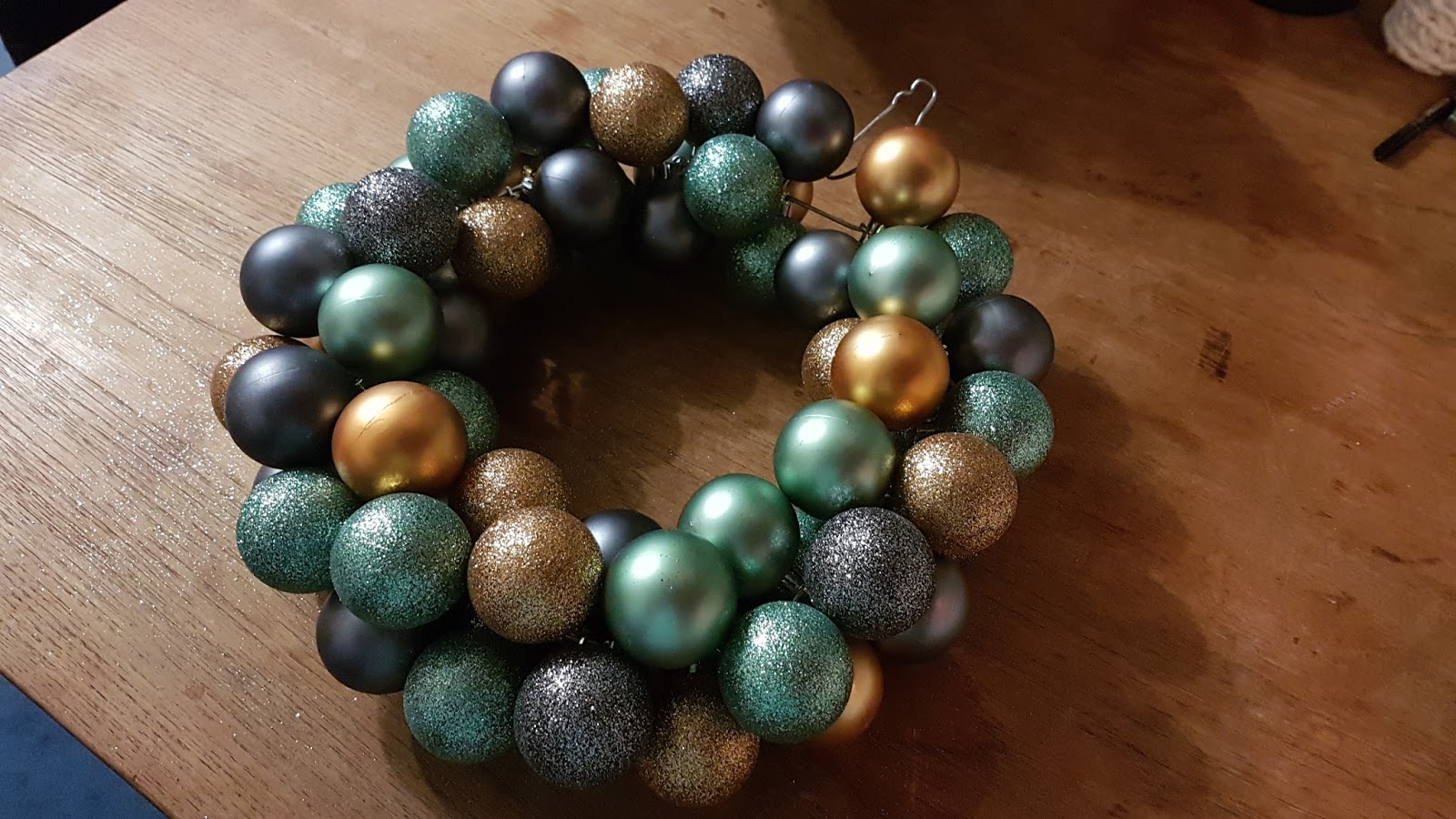 Meine kreative Welt Kranz aus Christbaumkugeln (mit Anleitung)