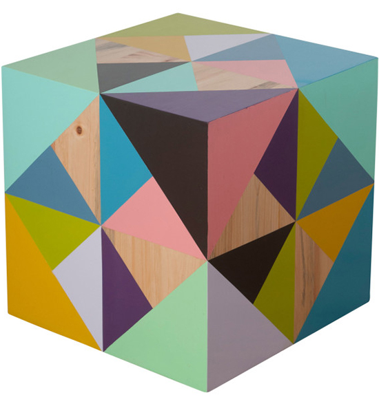 cubo colorido, pintura com grafismo, grafismo, movel colorido, cores, pintar madeira