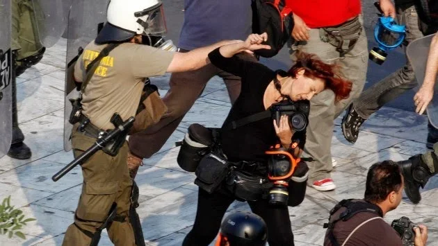 Οκτώ μήνες με αναστολή στον αστυνομικό που χτύπησε την Τατιάνα Μπόλαρη! (ΦΩΤΟ)
