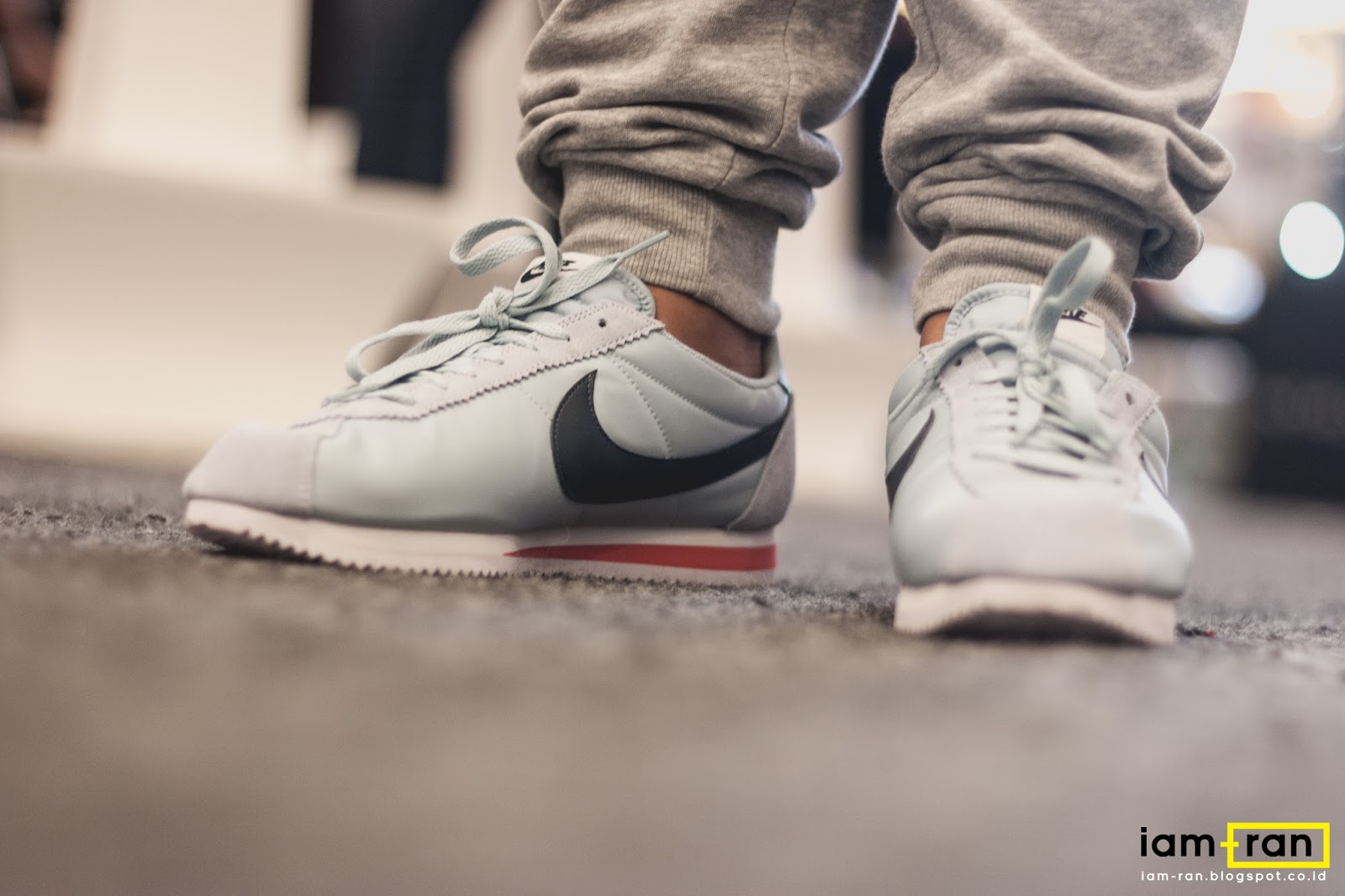 black nike cortez on feet