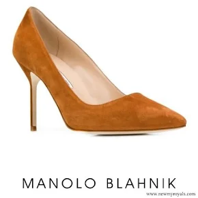 Meghan Markle wore  MANOLO BLAHNIK pointed toe pumps