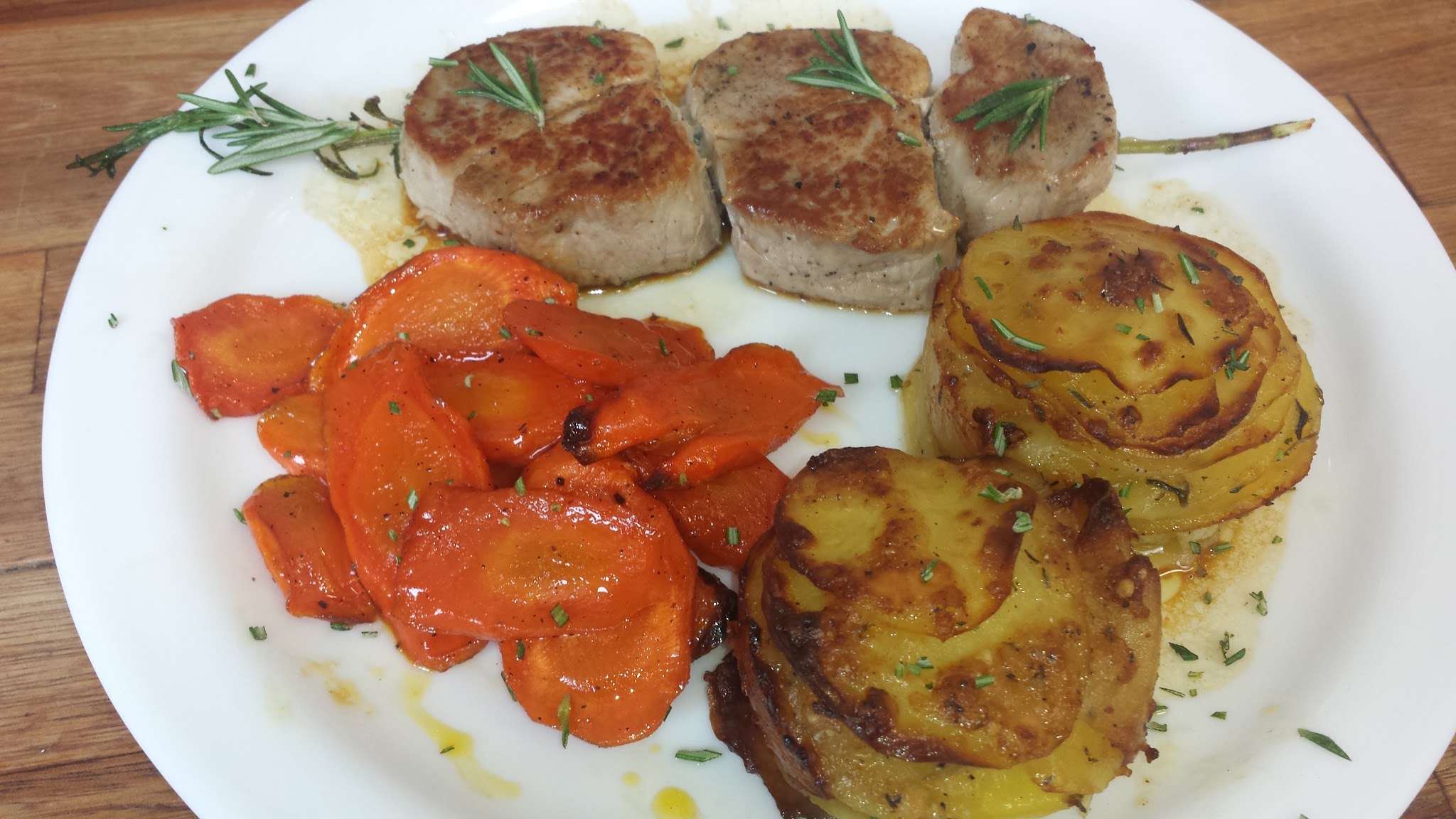 Schweinefilet am Rosmarinzweig 5 Schweinefilet am Rosmarinzweig mit karamellisierten Karotten und Kartoffeltürmchen