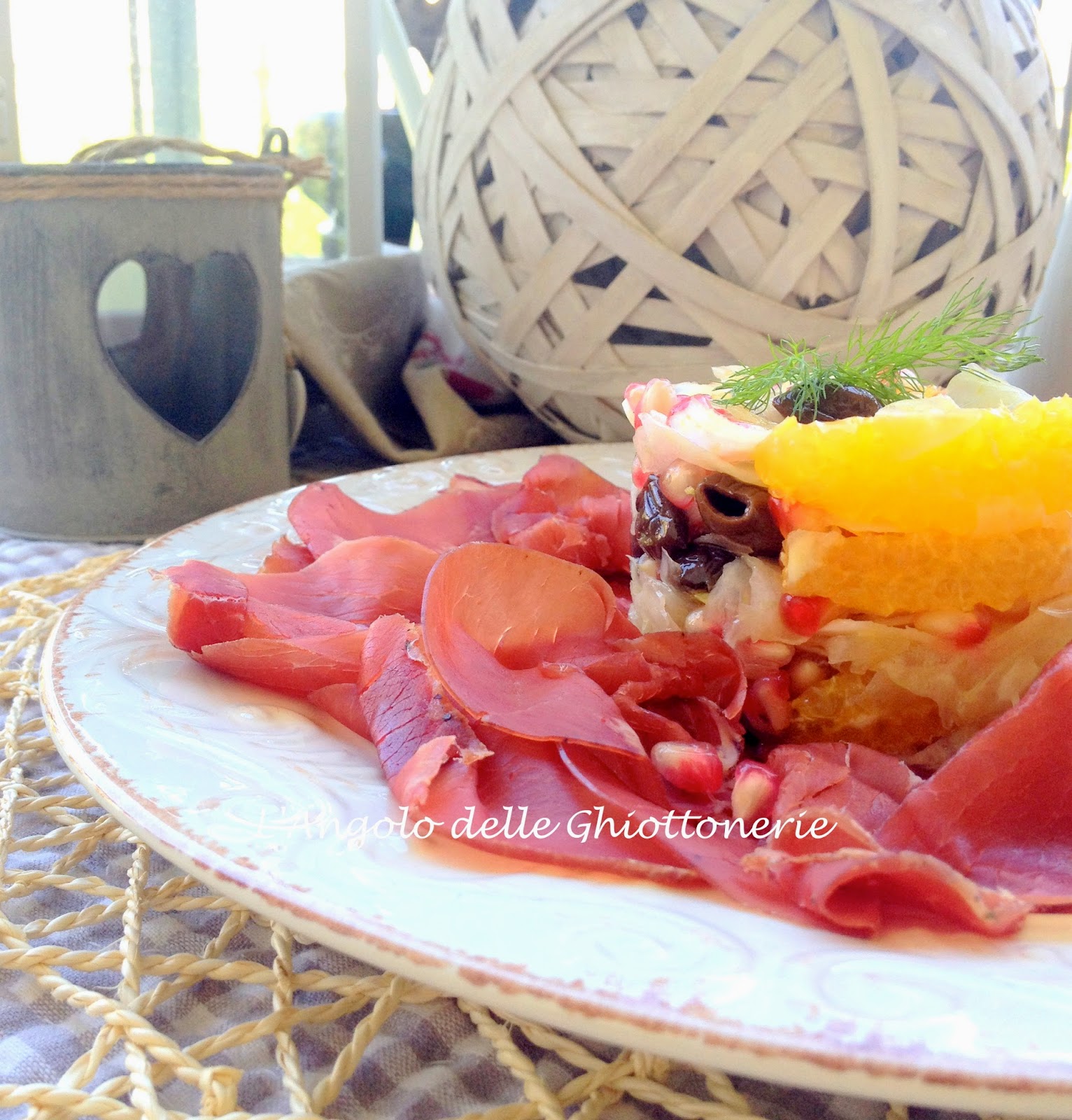 dal menù dello sportivo. carpaccio di bresaola della valtellina con tartare di finocchio, arancia, olive taggiasche e tobikko di melagrana