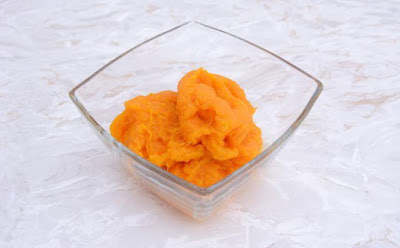 Pumpkin puree in á gláss bowl.