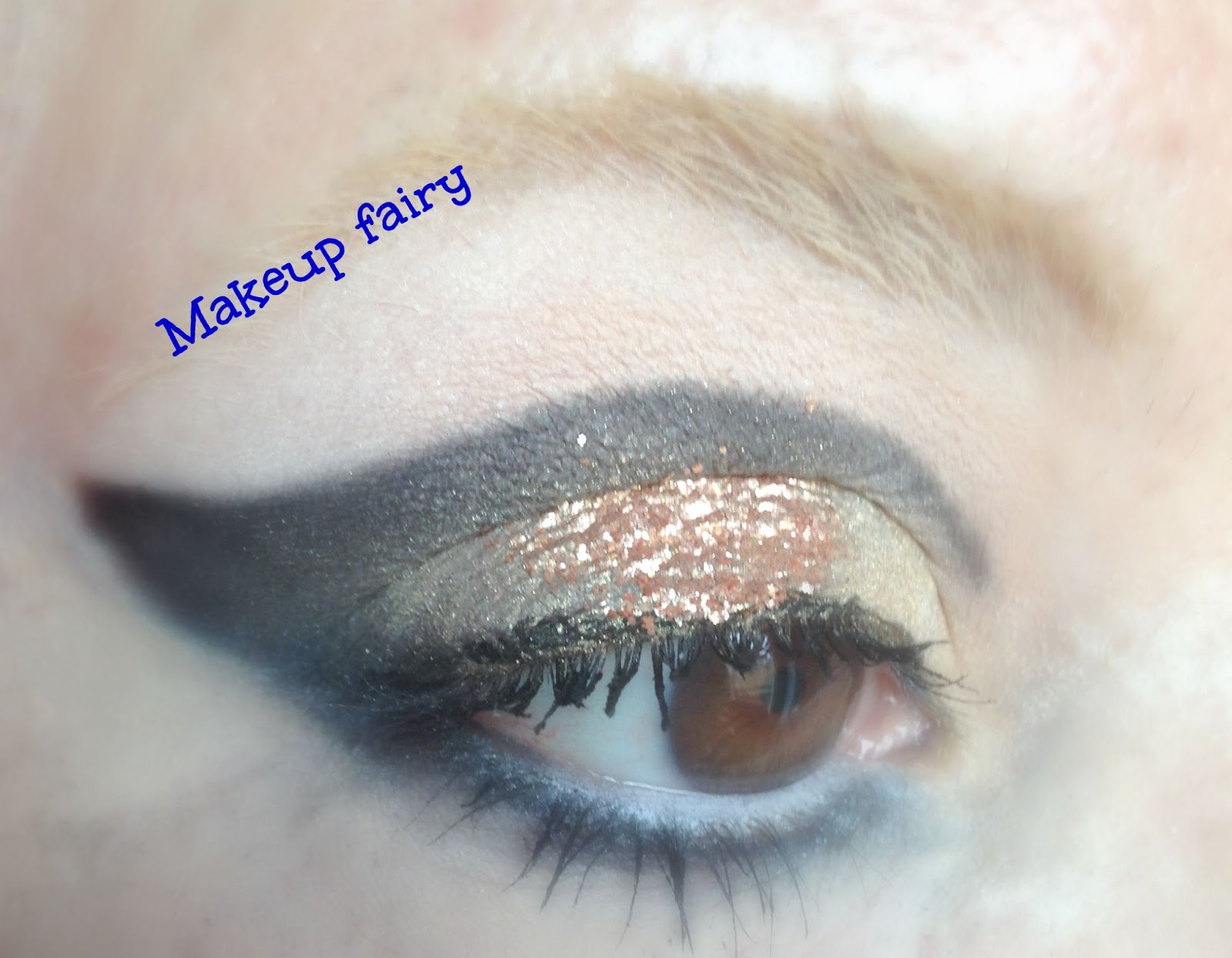Tinklesmakeup Eye makeup look black and sparkly gold cut crease