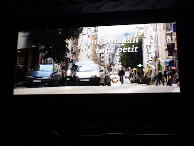 Subjektive Einstellung einer Kinozuschauerin: Ende der Titelsequenz von "Je me suis fait tout petit"