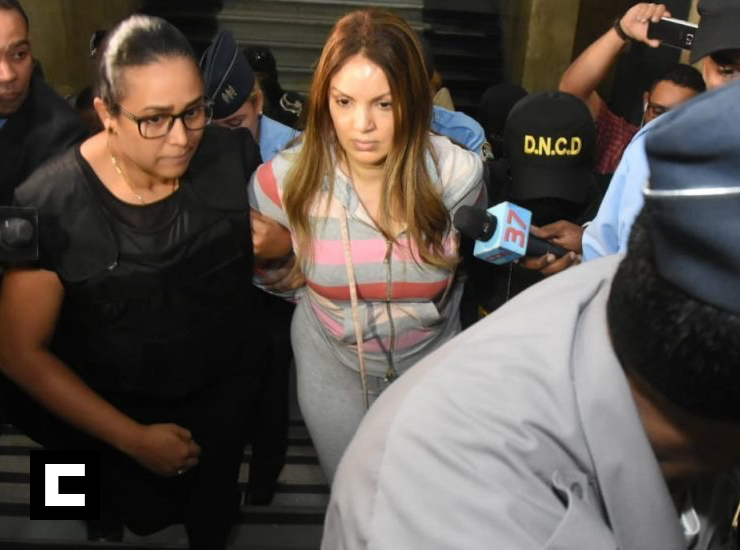 Video: Momento en que trasladan a fiscalía a Marisol Franco, esposa de "César El Abusador" Video: Momento en que trasladan a fiscalía a Marisol Franco, esposa de "César El Abusador"