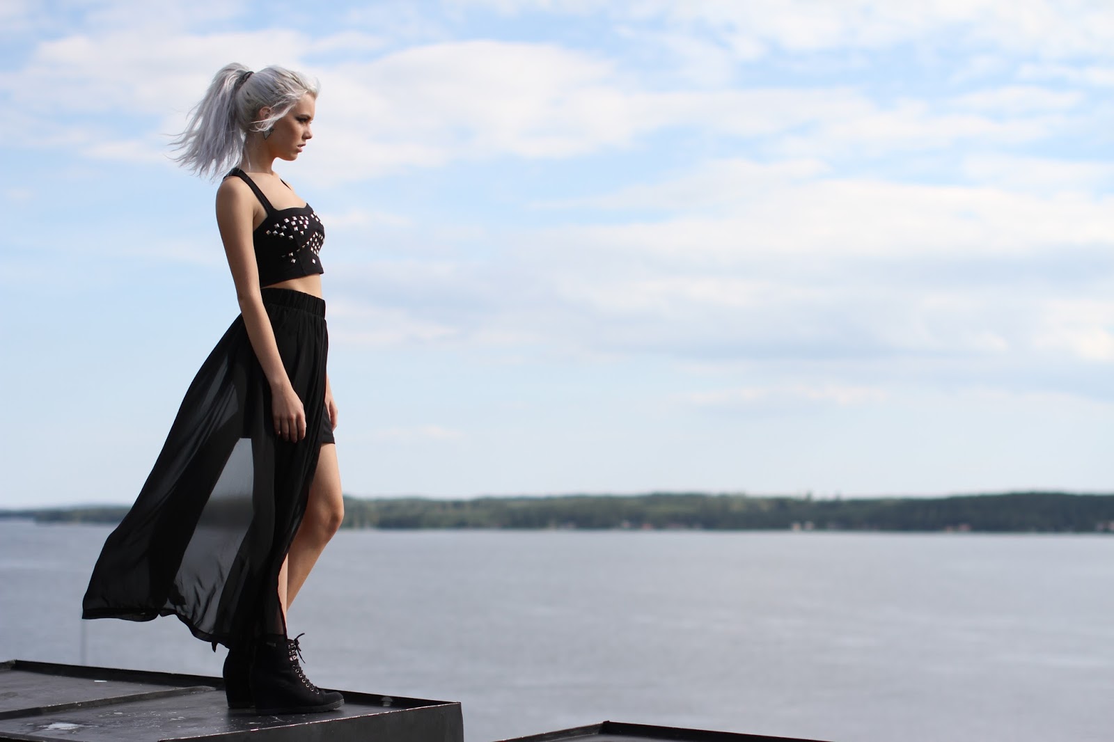 В черном платье на море В черном платье на море