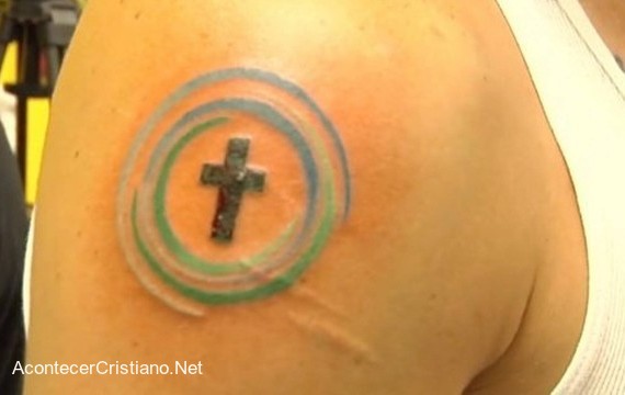 Tatuaje cristiano de la cruz hecho en iglesia