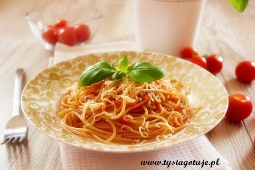 Spaghetti w sosie pomidorowym z bazylią