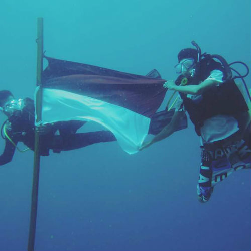 Upacara Pengibaran bendera merah putih dibawah laut