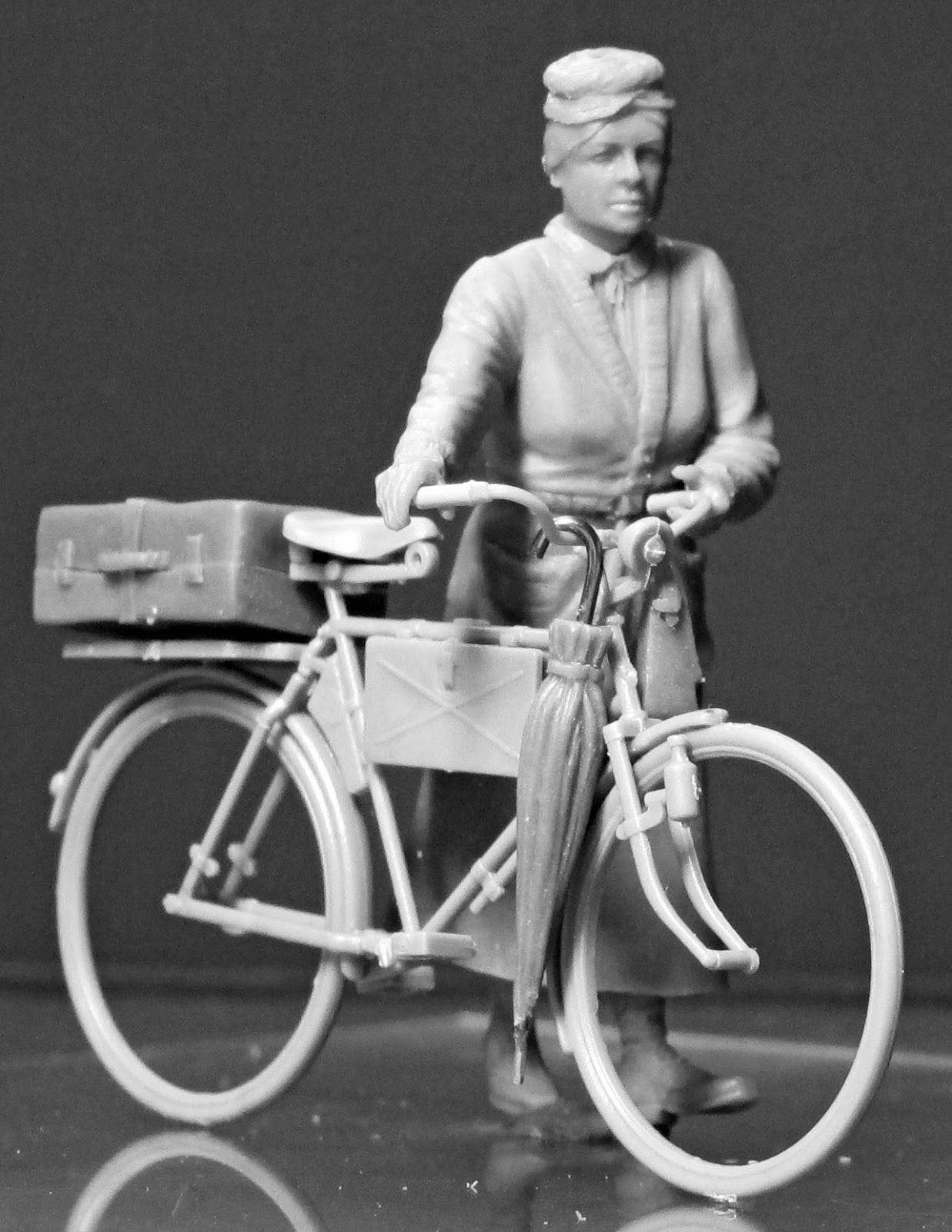 Europe WWII Era kit 1/35 Woman & Womens Bicycle Master Box 35166 Frau Muller 