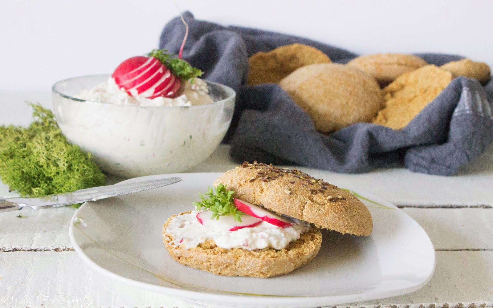 Liv For Sweets: Dinkel-Vollkorn-Brötchen mit Radieschen-Aufstrich