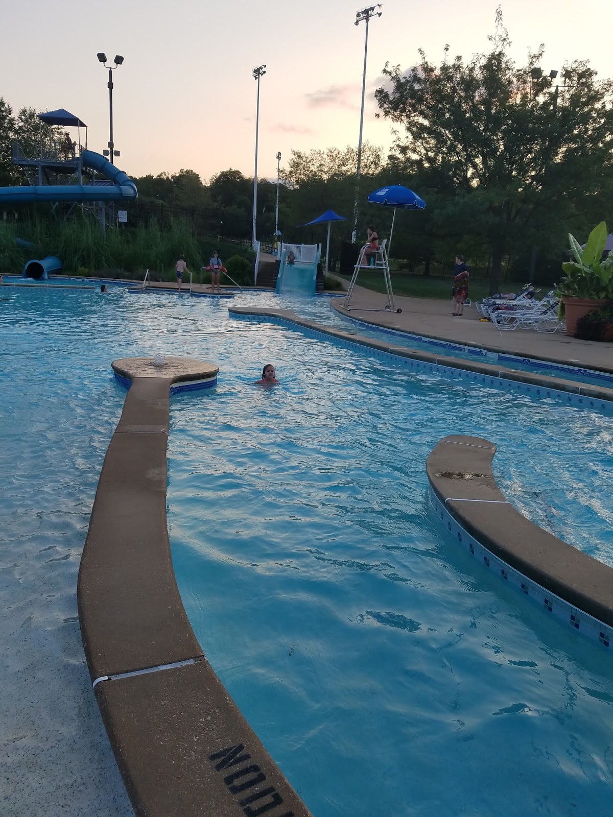 Play St. Louis ster Groves Aquatic Center at Memorial Park, ster