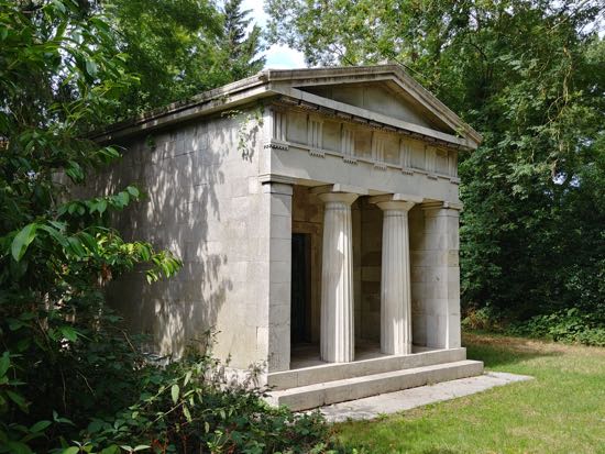 The Cavendish Bentinck Mausoleum, St Giles churchyard, South Mimms Image by the North Mymms History Project, released under Creative Commons BY-NC-SA 4.0