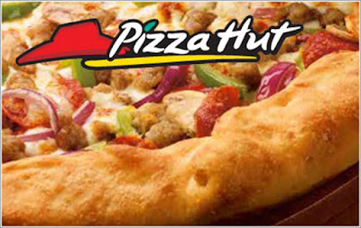 Sejarah Pizza Hut     Pizza Hut adalah sebuah restorant berantai dan waralaba franchise makanan internasional yang berpusat di Addison, Texas, USA. Perusahaan ini didirikan tahun 1958 oleh dua mahasiswa, Dan dan Frank Carney dengan meminjam $600 dari ibu mereka untuk membuka toko pizza kecil di kampung halaman mereka di Wichita, Kansas. Kemudian dibeli oleh PepsiCo, Inc. pada 1977. Pizza Hut sekarang ini merupakan restoran pizza terbesar di dunia, dengan hampir 34.000 restoran, kios pengantaran-ambil ke luar di lebih dari 100 negara.     Pizza Hut mempunyai beberapa konsep restoran. Mulai dari restoran yang hanya bisa makan di tempat (Dine In) yang tidak mempunyai layanan pengantaran. RBD (Restaurant Based delivery) yang menyediakan layanan pengantaran, hingga pesan ambil (carry out).     Menu di Pizza Hut terbagi atas 3 jenis. Appetizer, Main dishes (pizza dan non pizza), serta Dessert.  Untuk Appetizer atau makanan pembuka terdapat berbagai macam jenis salad dan makanan pembuka lainnya seperti; Garlic Tomato Bruschetta, Breadstick, Chicken Wings. Dan tak lupa Garlic Bread. Untuk Main Dishes, Pizza Hut menjual dalam empat jenis ukuran antara lain personal, small, medium, dan large. Namun, biasanya kebanyakan restoran menghilangkan jenis ukuran yang small. Ada beberapa jenis pizza Thin & 