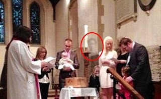 ΑΠΙΣΤΕΥΤΟ: Το φάντασμα του παππού εμφανίστηκε στα βαφτίσια της εγγονής του!!! (φωτο) 