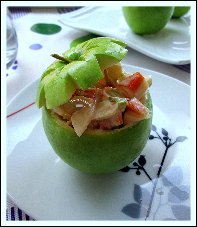 Manzana rellena de coctel de marisco