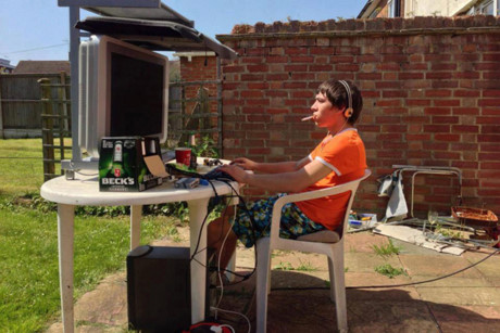 Cuoi te ghe 7/6: Con dau lan da trang hon Ngoc Trinh - Anh 3