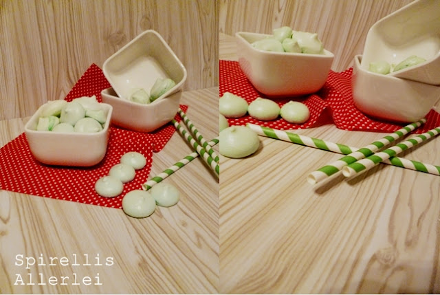 Spirellis Allerlei Das Eiweiß steif schlagen und immer mehr Puderzucker einrieseln lassen. Wenn alles stehen bleibt, wenn man die Quirle herauszieht, ist die Eiweißmasse steif genug. Hier könnt ihr nun etwas Farbe dazu geben wenn ihr gern mögt. Nun gebt ihr sie in einen Spritzbeutel oder verteilt sie mit einem Löffel auf den Blechen - um so kleiner sie sind, umso schneller trocknen sie. Meine waren dann für ca. 1,5 Stunden bei 50°C Umluft im Ofen, ich hatte einen Kochlöffel zwischen die Tür gesteckt. Und wenn sie dann abgekühlt sind, könnt ihr es euch schon schmecken lassen.